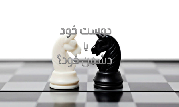 لوح شطرنج يظهر قطعة الفارس البيضاء والسوداء متقابلتان مع نص بالعربية.